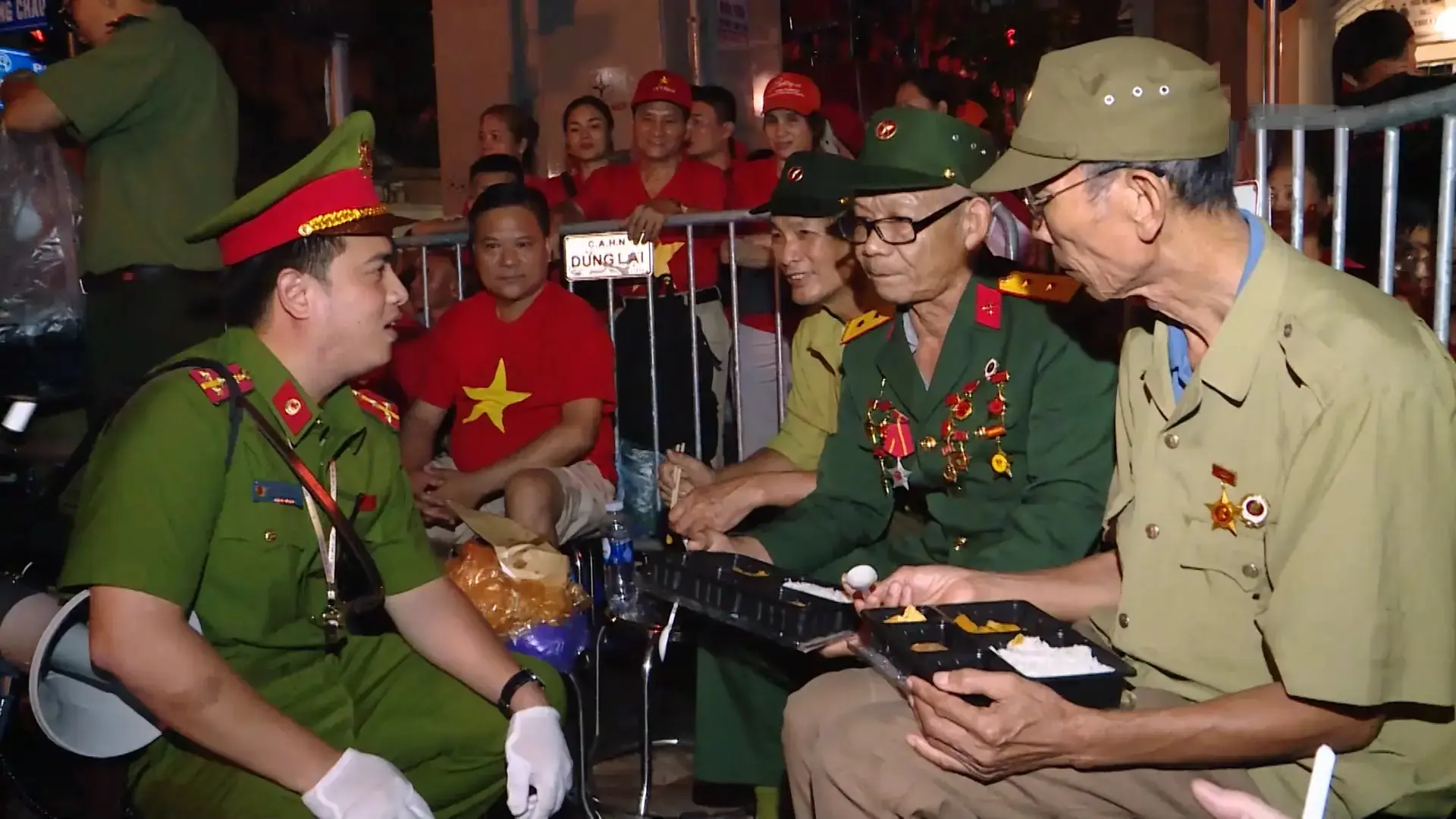 Những hành động đẹp của Công an Hà Nội trong sự kiện A80